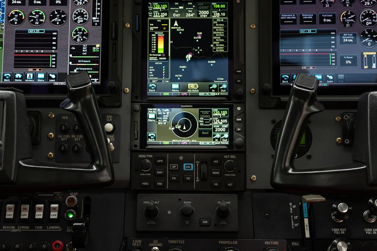 D-EEERK avionics_Cessna FR182